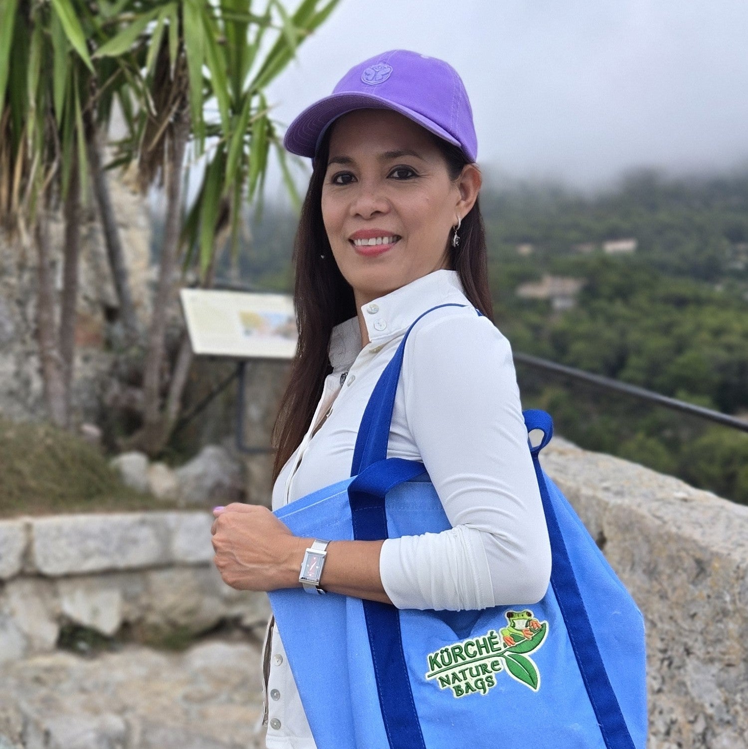 Super sturdy and well-made. I use it for groceries and beach days and it holds more than I expected. Definitely feels built to last.