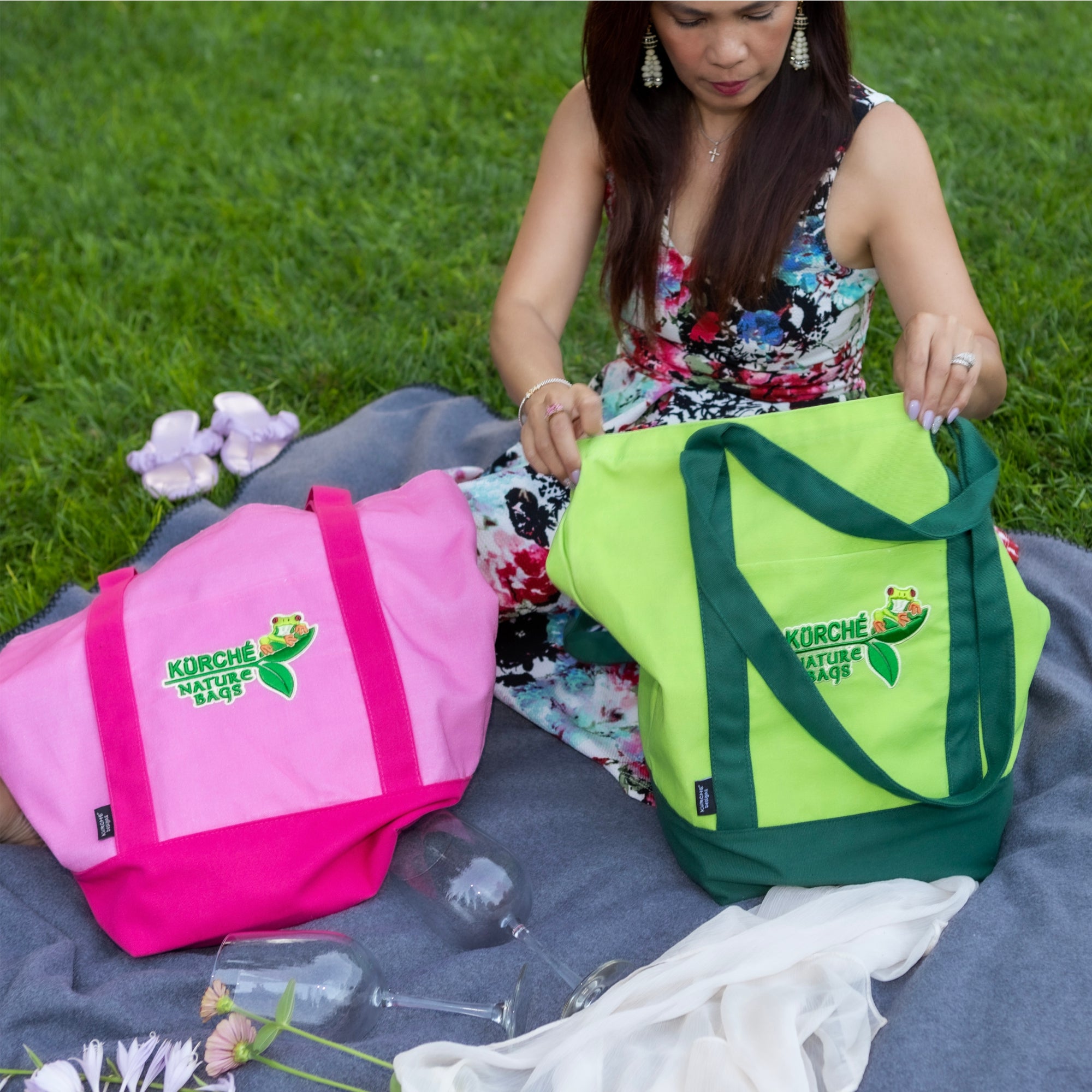 Kürché Nature Bags reusable canvas totes in flamingo pink and seagrass green used at an outdoor picnic